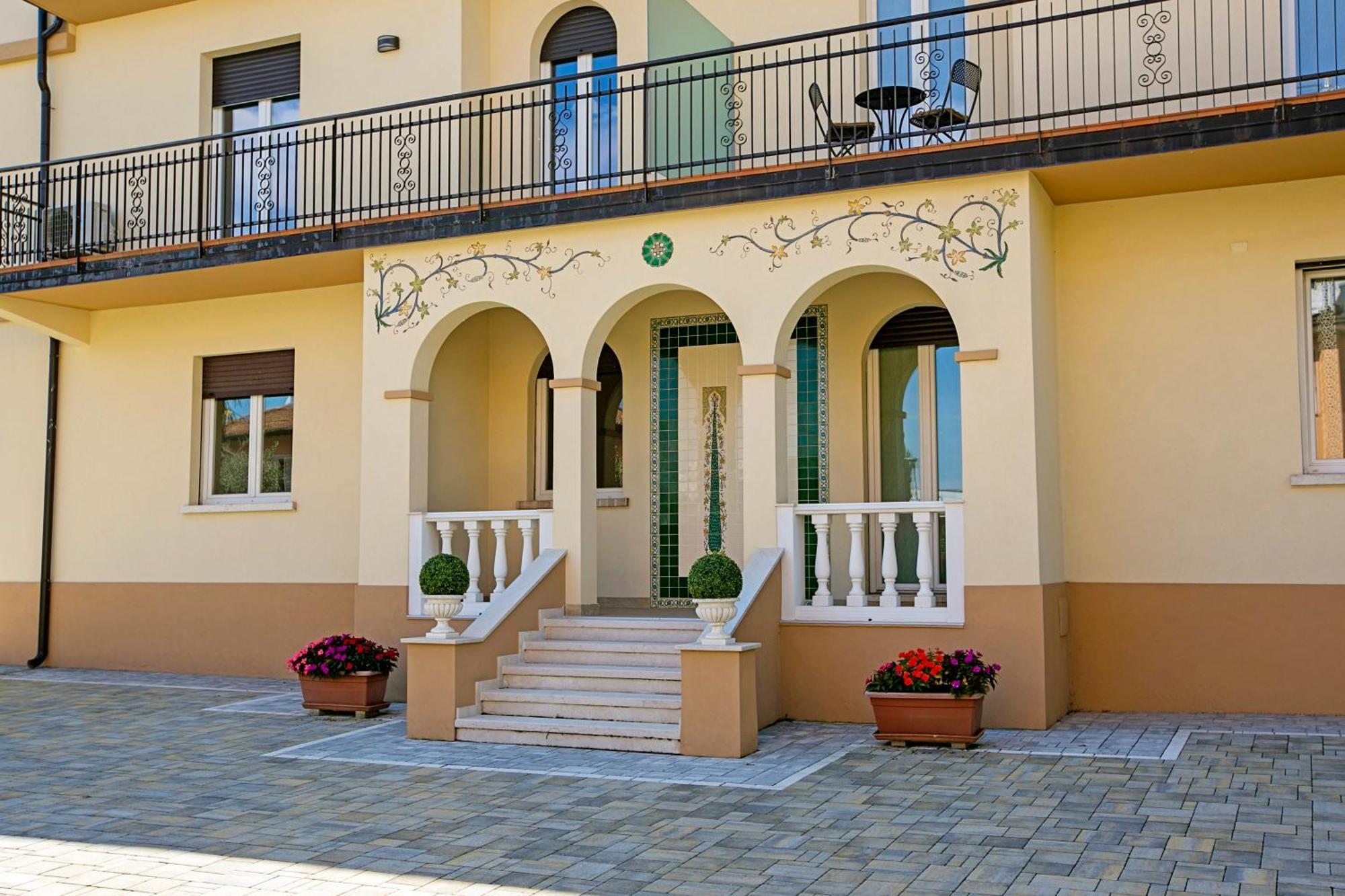 Villa Mimosa - Appartamento 1 - Happy Rentals Desenzano del Garda Exterior photo
